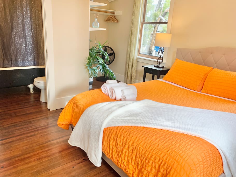 Bright bedroom with private bath near Bart Station