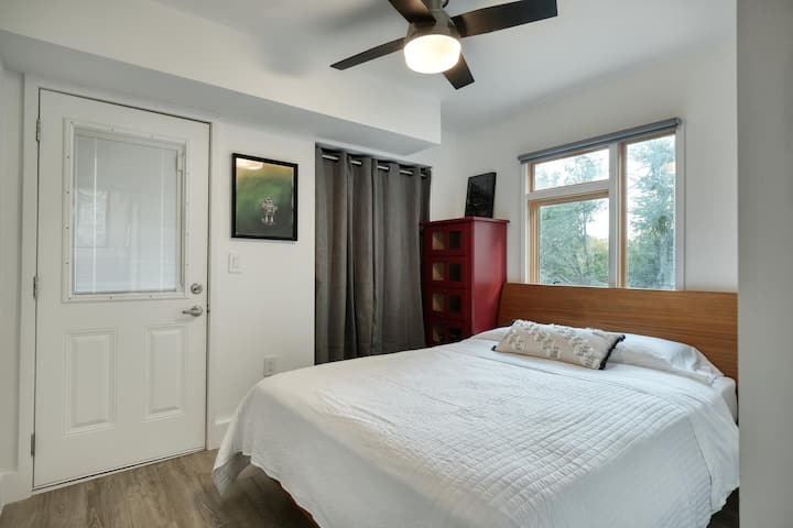 По - малка спалня с двойно легло и външен достъп до долната палуба.  