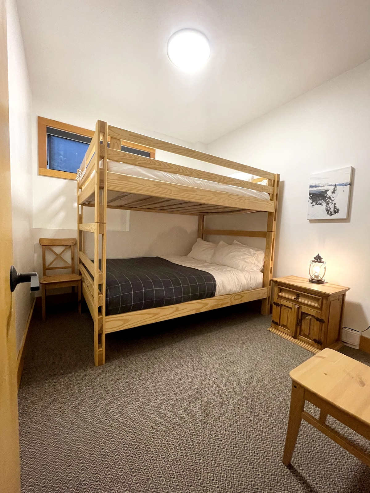 ห้องนอนชั้นล่างห้องที่สองนอนได้ 4 คนพร้อมเตียงสองชั้นขนาดควีนไซส์เตียงนอนสบายที่เก็บตู้เสื้อผ้าและสแน็ปผ้าใบของบิ๊กไวท์เมาน์เทน 