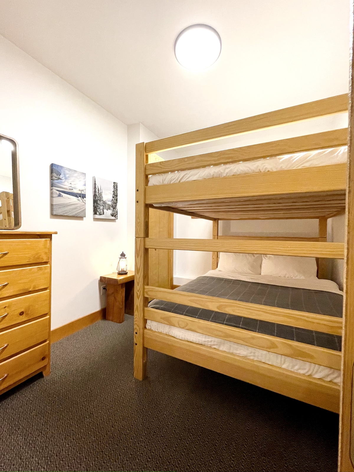 ห้องนอนชั้นล่างห้องแรกนอนได้ 4 คนพร้อมเตียงสองชั้นขนาดควีนไซส์เตียงนอนสบายตู้เสื้อผ้า + ที่เก็บตู้เสื้อผ้าและสแน็ปผ้าใบของบิ๊กไวท์เมาน์เทน 