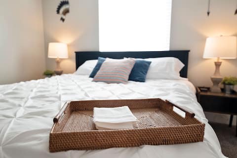 ☺ Work ☺ Play ☺ Relax ✔ 3 King Beds ✔ 400 + Wi-fi