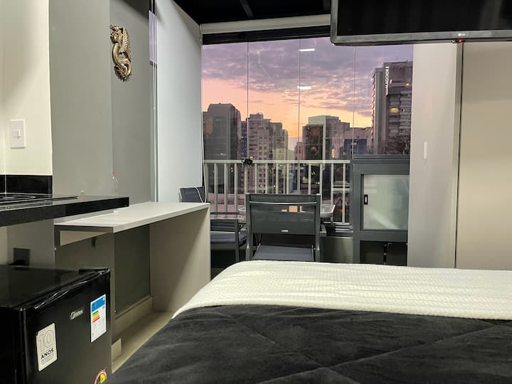 Studio je osvijetljen prirodnim svjetlom. S kreveta se vidi zalazak sunca.