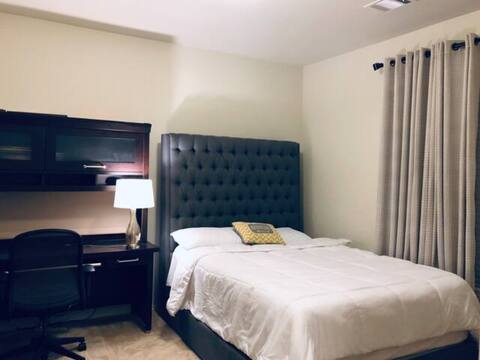 Lovely 1 private ROOM  w Queen bed & Office desk