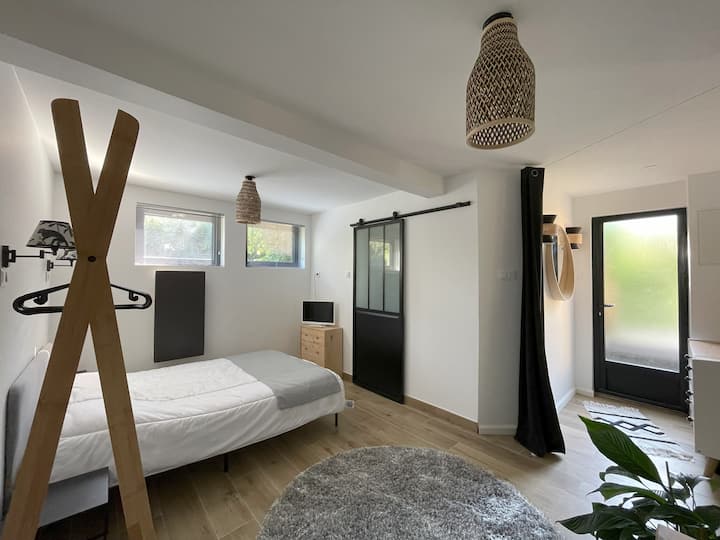 غرفة نوم كبيرة مع مدخل خارجي. باب منزلق للحمام ومرحاض