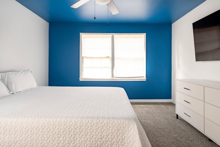 חדר שינה שני עם מיטת קווין סייז.