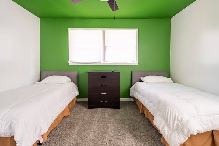 חדר שינה שלישי עם 2 מיטות קווין סייז.