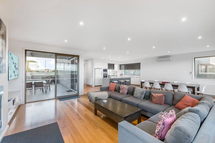 Gorgeous 5 Bedroom House – Golf Course Views gallery image 4