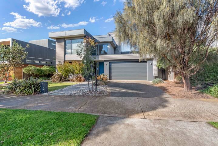 Gorgeous 5 Bedroom House – Golf Course Views gallery image 2