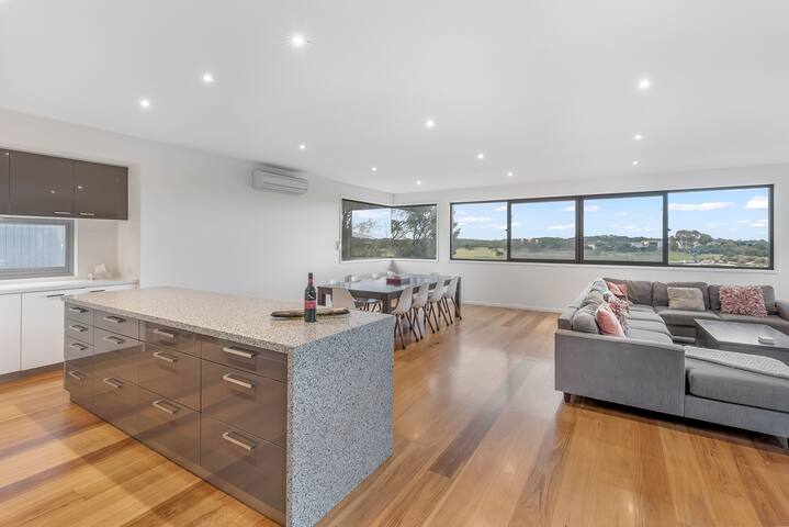 Gorgeous 5 Bedroom House – Golf Course Views gallery image 3