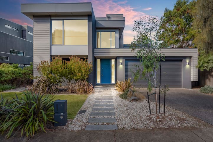 Gorgeous 5 Bedroom House – Golf Course Views