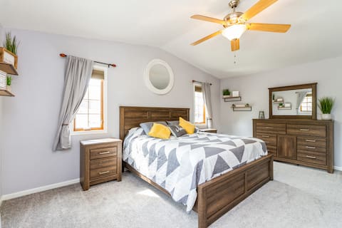 Modern 4 Bedroom Pella home with many amenities!