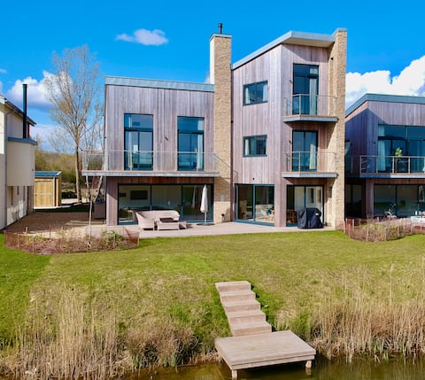 Luxury 5 bedroom Lake House with shared pool/spa