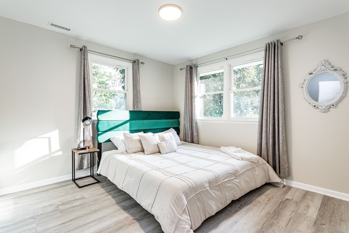 Doživite blaženu udobnost u ovoj prostoriji koja se može pohvaliti bračnim krevetom s iznimno udobnim madracem, što jamči miran san.