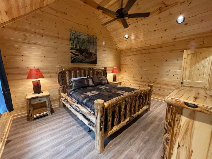 Spavaća soba na katu s bračnim krevetom (širine 180 - 200 cm) i vlastitom kupaonicom u apartman Svaka je prostorija opremljena pametnim televizorom od 65"i kabelskom televizijom.