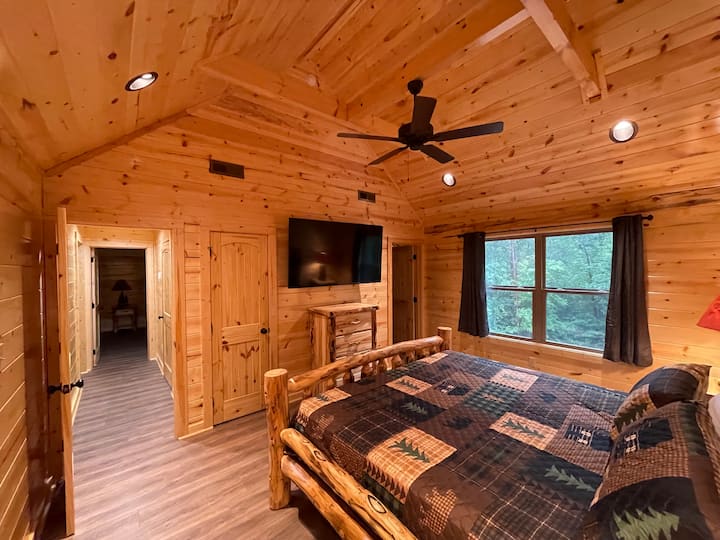 Spavaća soba na katu s bračnim krevetom (širine 180 - 200 cm) i vlastitom kupaonicom u apartman Svaka je prostorija opremljena pametnim televizorom od 65"i kabelskom televizijom.