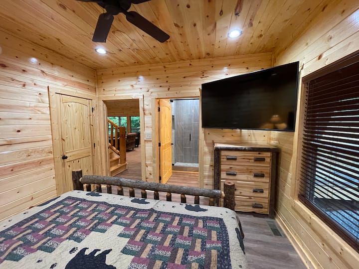 Sve spavaće sobe imaju bračne krevete (širine 180 - 200 cm), svoje privatne kupaonice i opremljene su pametnim televizorom od 65"s kabelskom televizijom. Dvije spavaće sobe nalaze se na glavnom katu bez stepenica. 