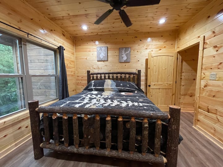 Sve spavaće sobe imaju bračne krevete (širine 180 - 200 cm), svoje privatne kupaonice i opremljene su pametnim televizorom od 65"s kabelskom televizijom. Dvije spavaće sobe nalaze se na glavnom katu bez stepenica. 