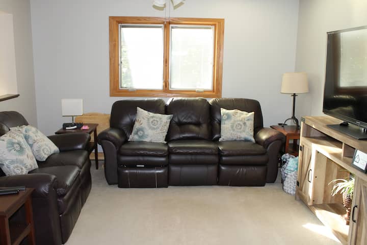 Comfy 4br Home With 2k & 2q Beds On Quiet Circle - Lincoln
