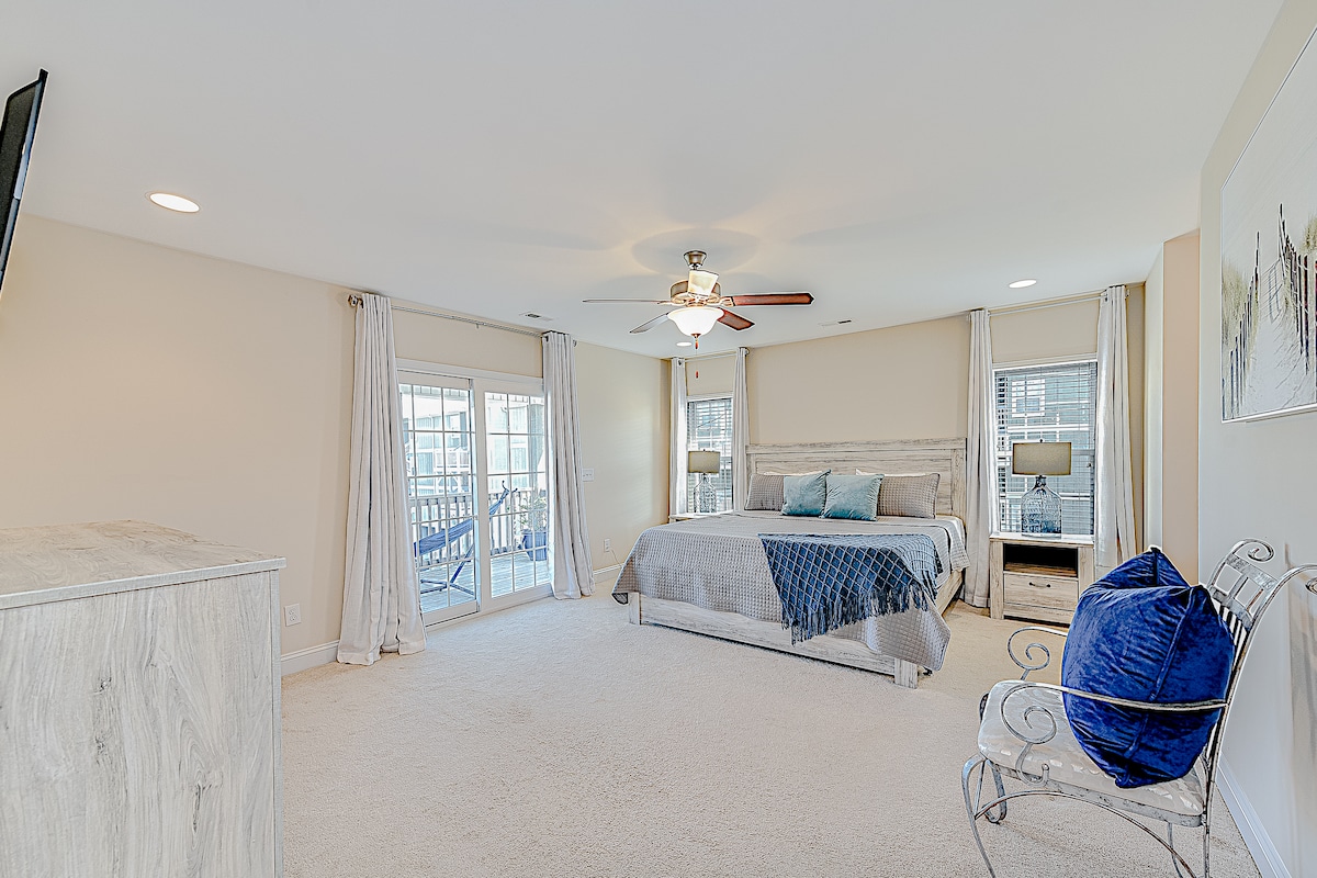 Hlavná spálňa s manželskou posteľou King a zatemňovacími závesmi.