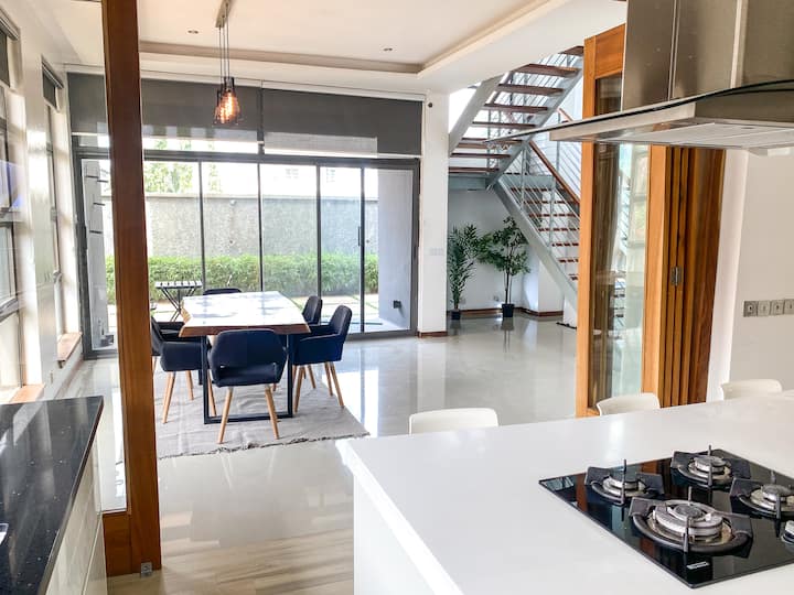 Exquisite 4 Bed House with Pool & Chef VGC