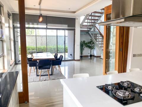 Exquisite 4 Bed House with Pool & Chef VGC
