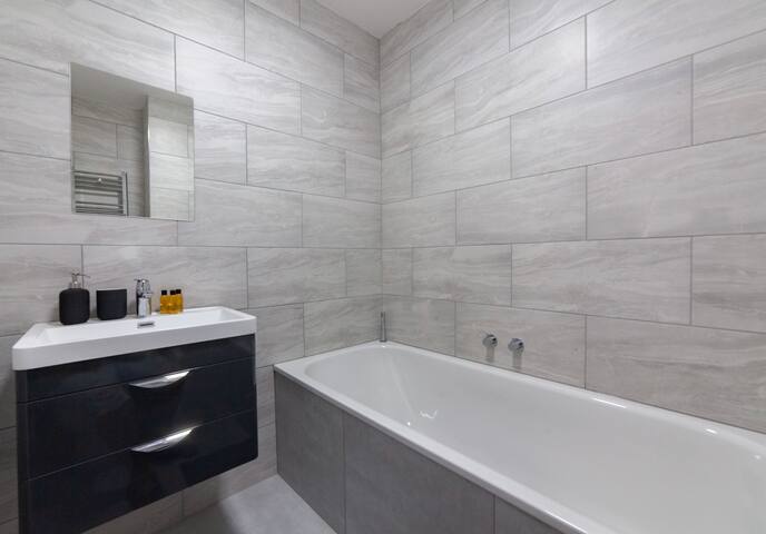 Sunny, 2bed 2bath, garden apartment near Hyde Park gallery image 5