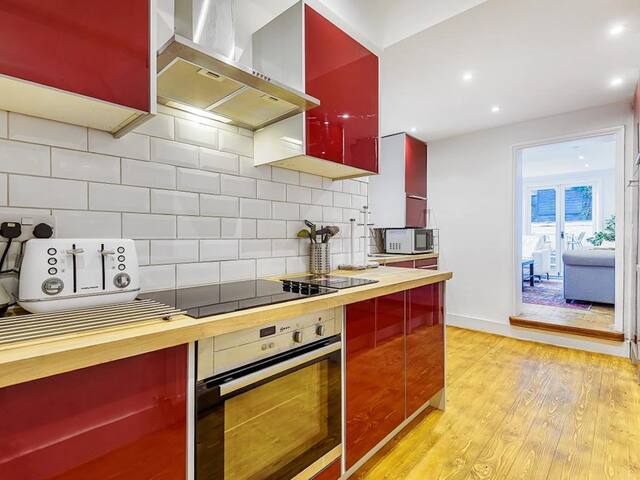 Sunny, 2bed 2bath, garden apartment near Hyde Park gallery image 3