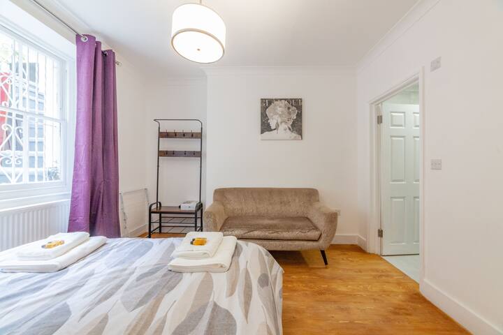 Sunny, 2bed 2bath, garden apartment near Hyde Park gallery image 4