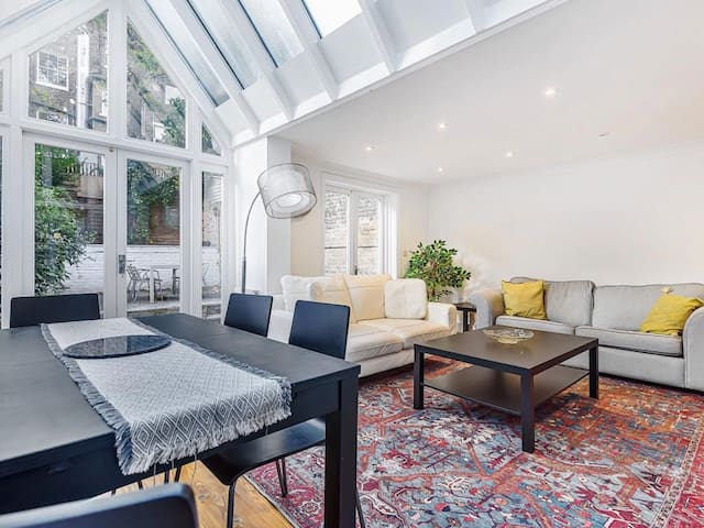 Sunny, 2bed 2bath, garden apartment near Hyde Park