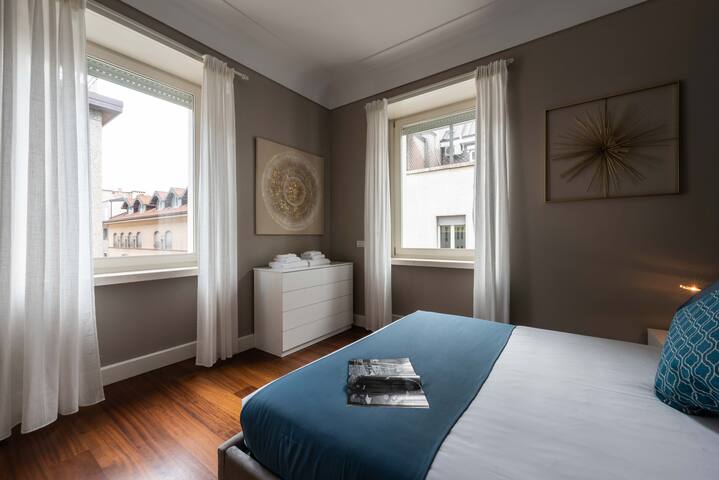 Chic Design 2 Bedroom Apartment – Duomo – 5 Guests