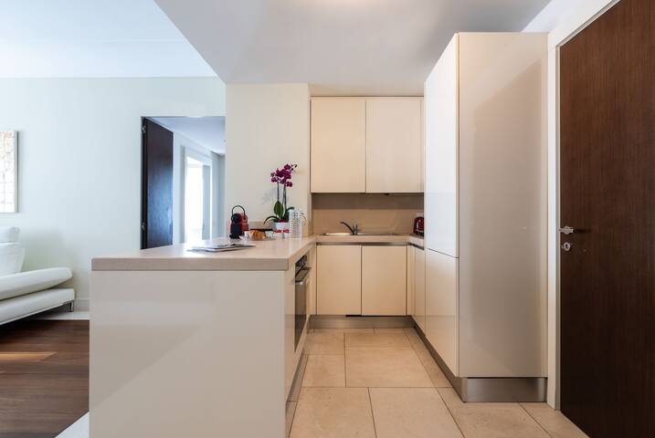 Chic Design 2 Bedroom Apartment – Duomo – 5 Guests gallery image 5