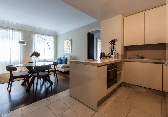 Chic Design 2 Bedroom Apartment – Duomo – 5 Guests gallery image 3