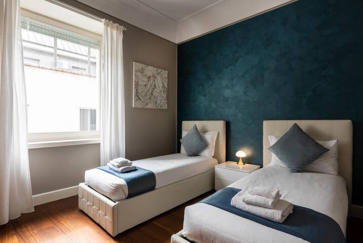 Chic Design 2 Bedroom Apartment – Duomo – 5 Guests gallery image 4