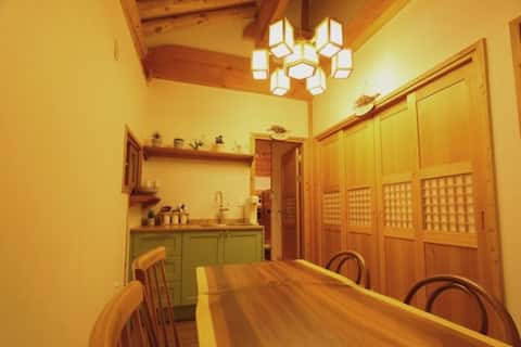 Buseo Room, Bugyojeong Hanok Guesthouse (4 people room. Family, friend recommendation/breakfast prov