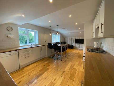 Top performing Airbnb: Lovely 2 Bed Apartment with private parking space in Havant