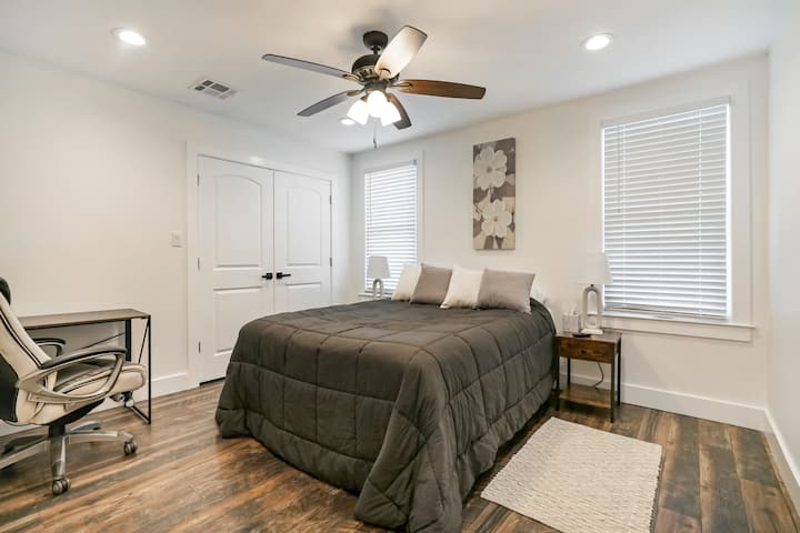 Dormitorio de invitados con cama tamaño queen.