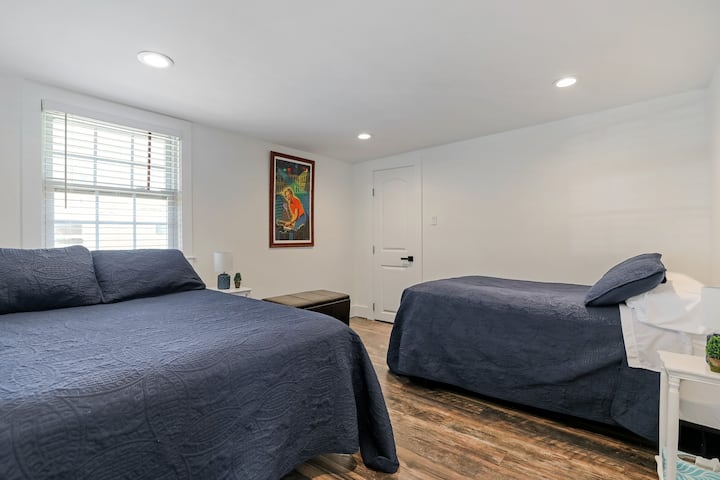 Dormitorio de invitados con 2 camas de matrimonio.