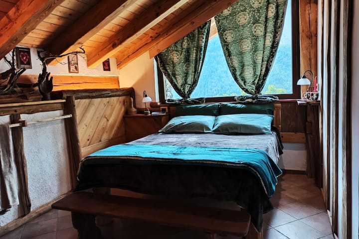 Спалната соба и нејзиниот поглед кон планината од големиот прозорец