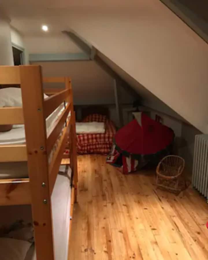 Mansarde - kinderkamer met zes tot acht eenpersoonsbedden