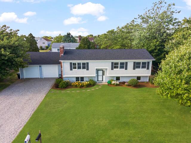 Walk to Beach! 6BR, A/C, Large Deck! gallery image 2