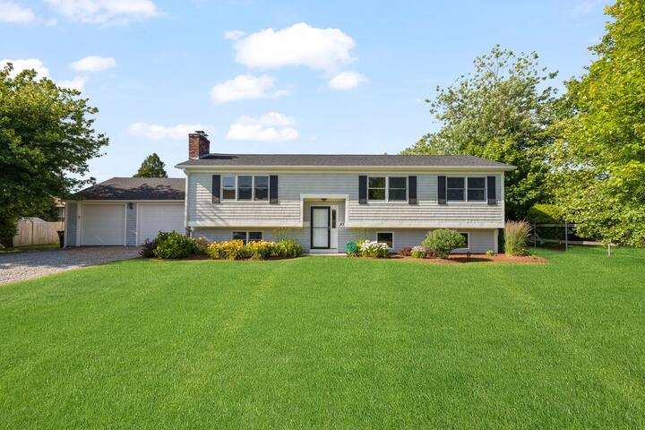 Walk to Beach! 6BR, A/C, Large Deck! gallery image 3