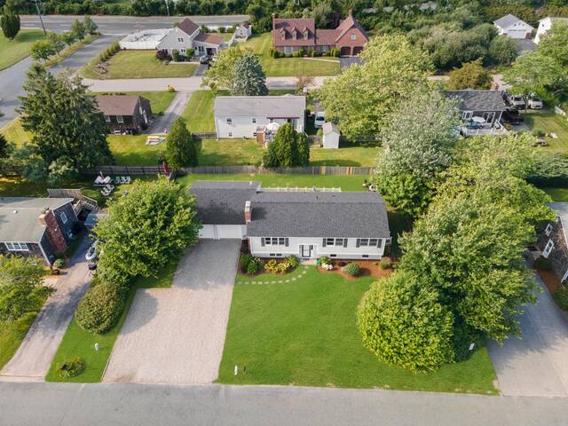 Walk to Beach! 6BR, A/C, Large Deck! gallery image 4