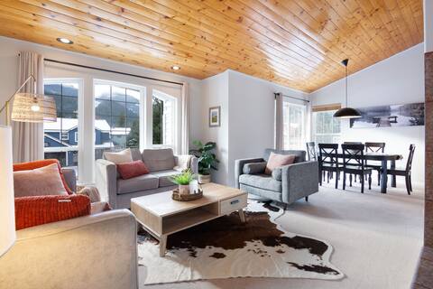 Cozy Spacious Retreat: w/ Hot Tub & Mountain Views