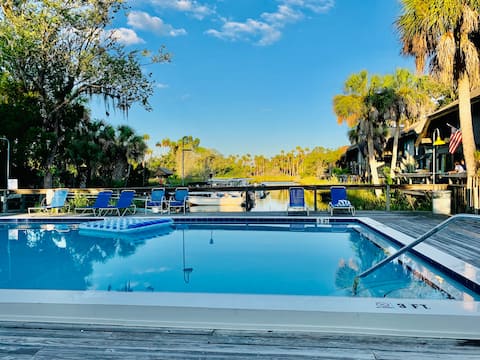 Retreat, waterfront condo/boat slip Crystal River