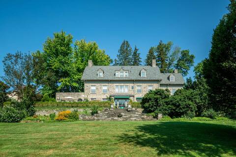 Historic 8 bdrm, 3 story mansion, pool, basketball