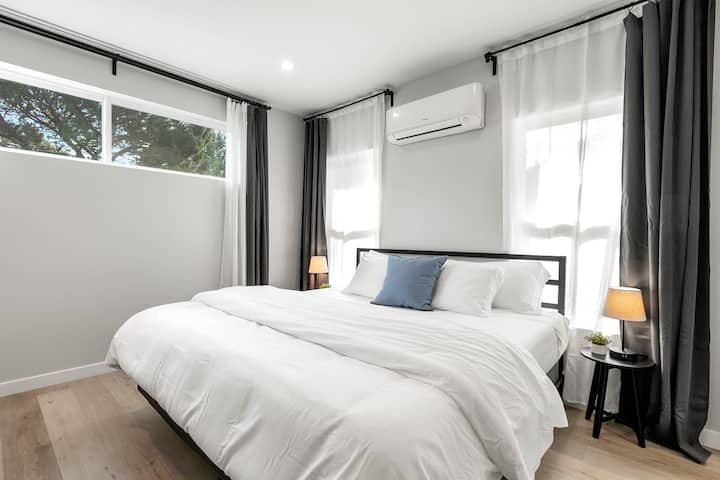 Основната спалня разполага с луксозен матрак с кралски размери от мемори пяна, който ви дава достатъчно място да се разпръснете, докато спите спокойно.