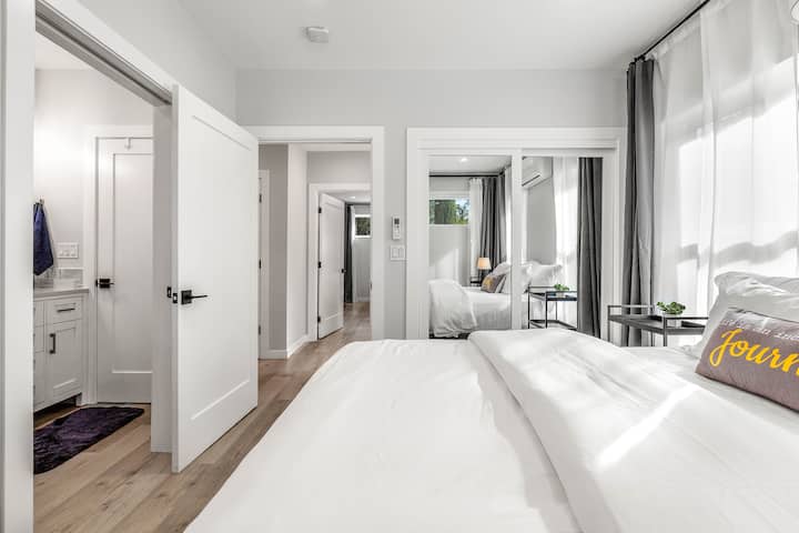 Втората спалня разполага с луксозен матрак с джобна врата, водеща към банята.