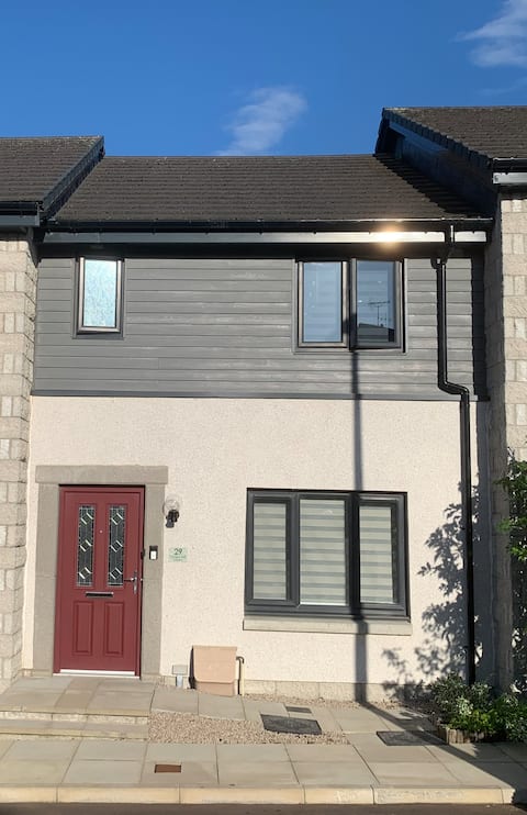 A comfortable and modern 2BR 2.5BA home near ABZ