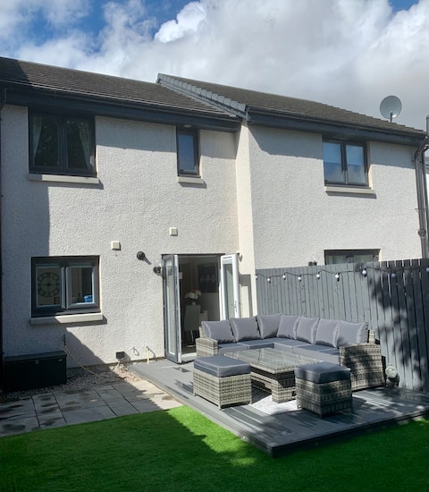 A comfortable and modern 2BR 2.5BA home near ABZ