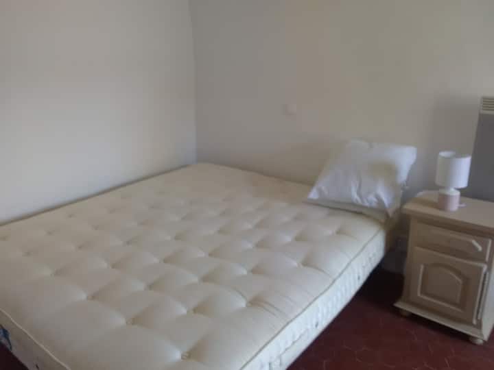 Уютно двойно легло, луксозно спално бельо